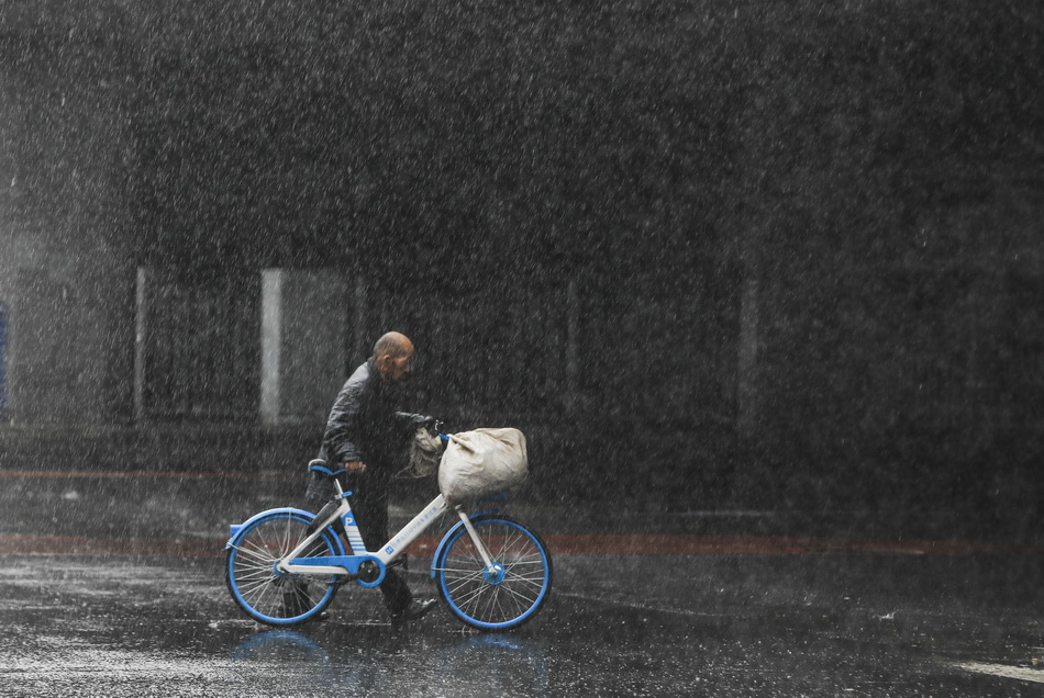 法国自行车选手冒雨比赛，仍获得好成绩，全场震撼