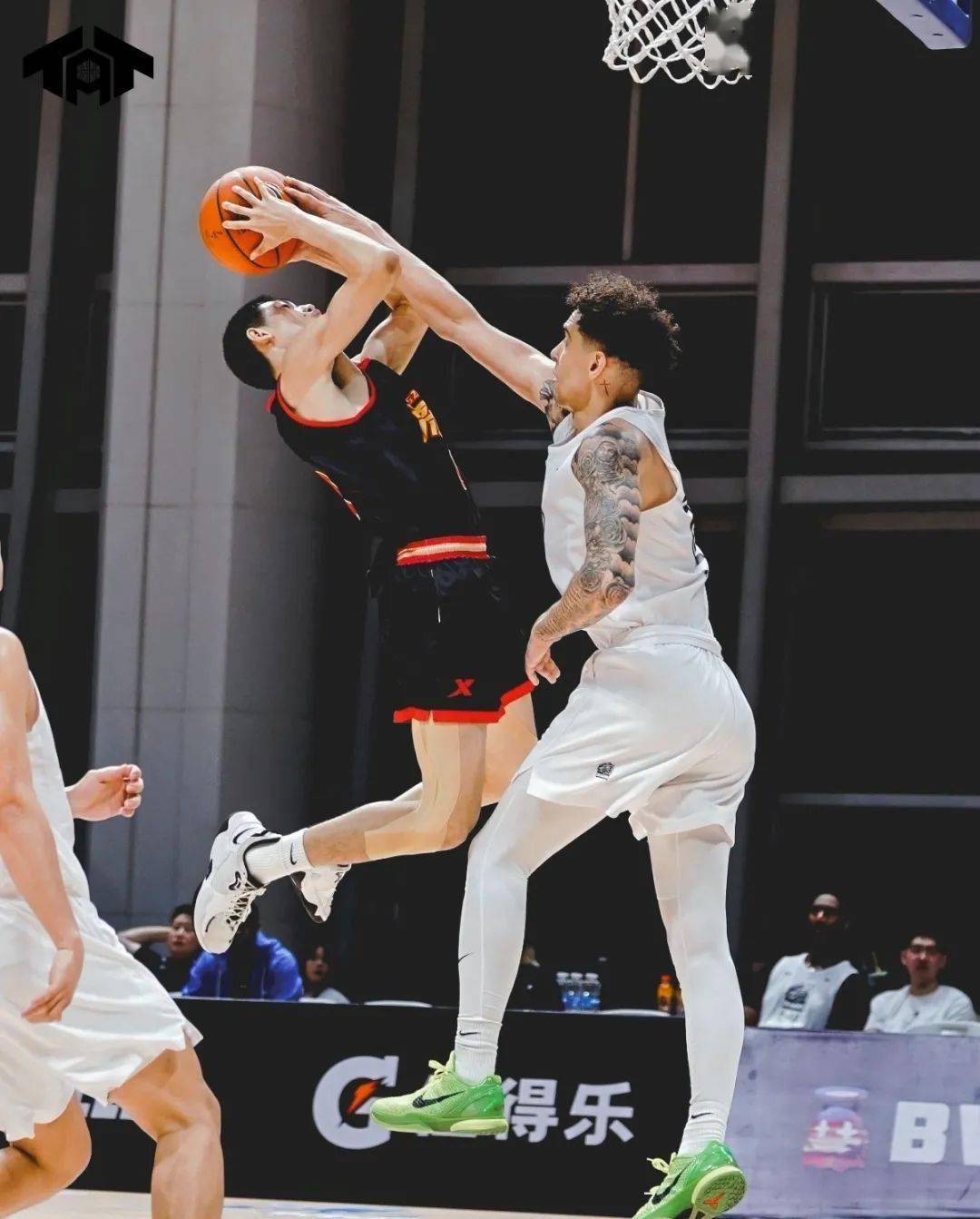 包含一场激烈的篮球对决引发了球迷的热议，势不可挡的词条