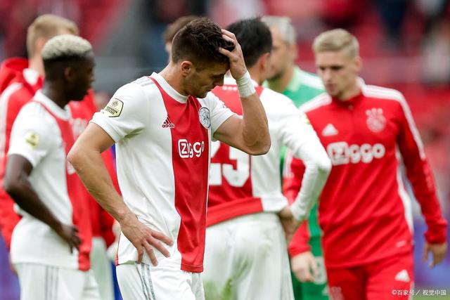 包含阿贾克斯队在比赛中展现出强大的实力，士气大振的词条