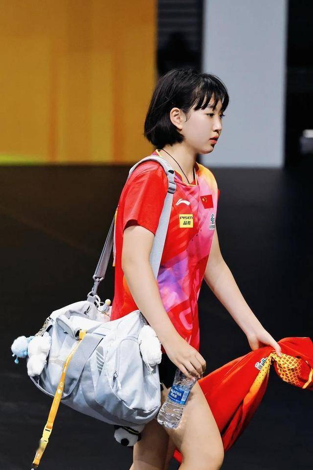 亚洲新秀在国际比赛中展现出色发挥，全场震撼