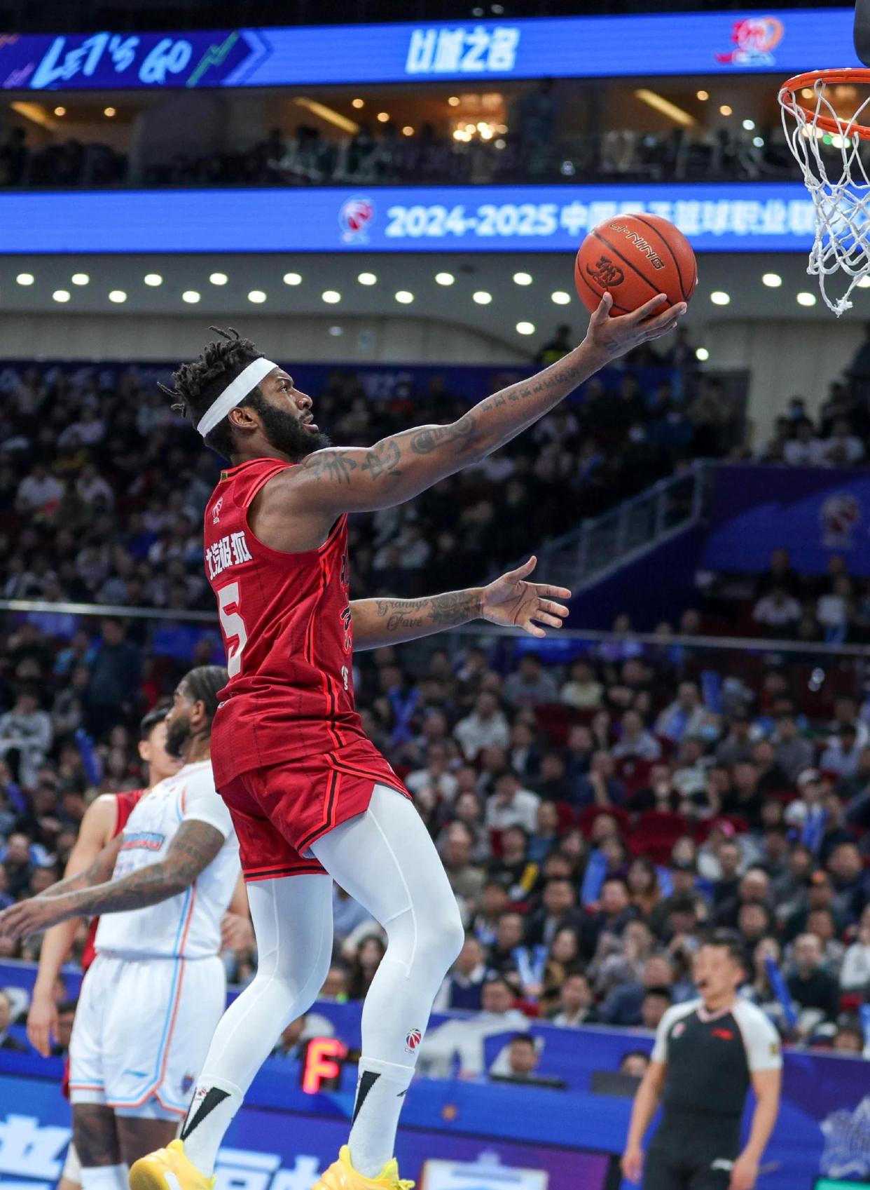 山东男篮客场抢分，实力展现无疑，全场震撼