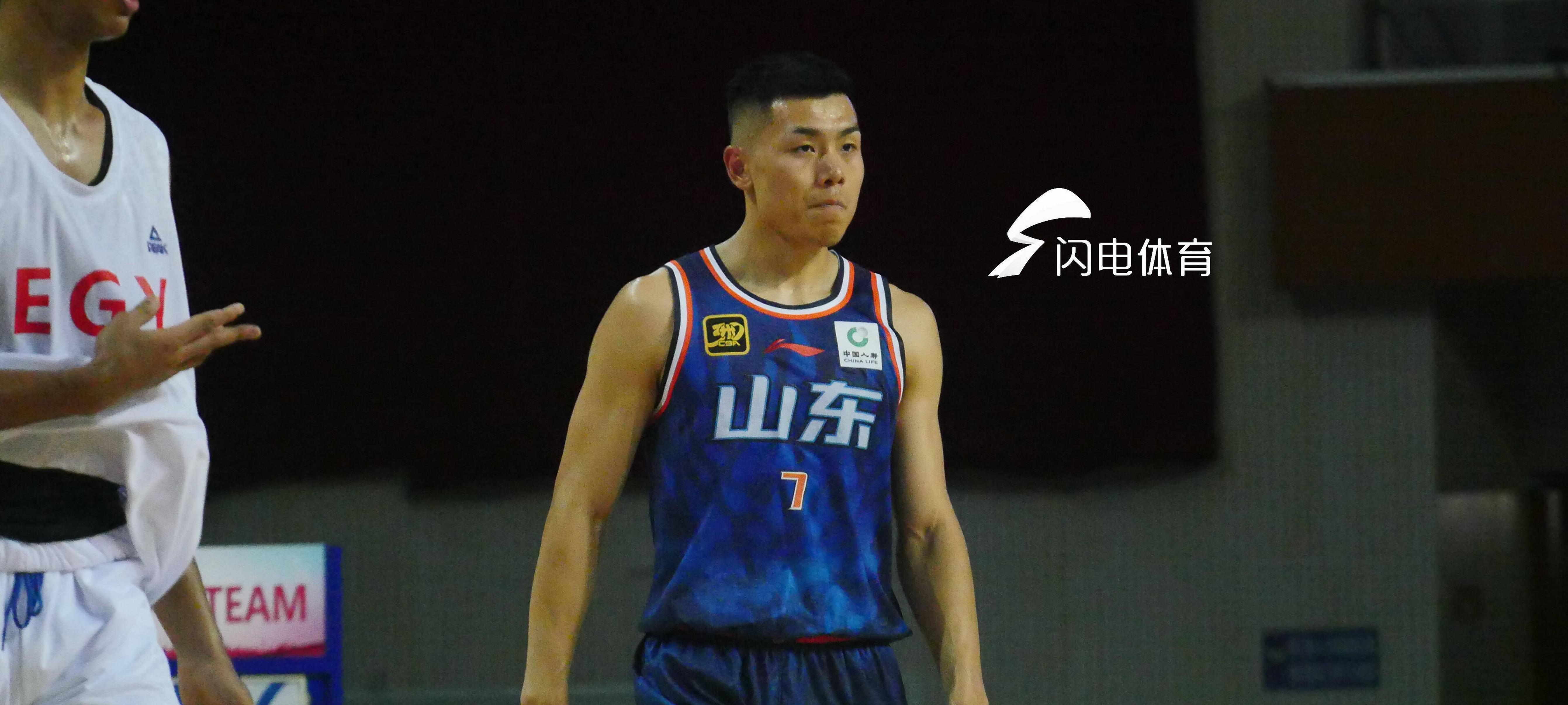 山东男篮客场抢分，实力展现无疑，全场震撼