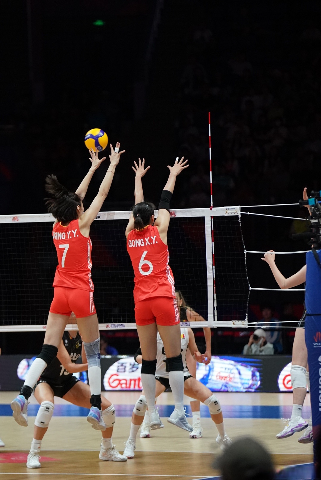 大比分战胜对手，赛后队员欢呼雀跃，势不可挡