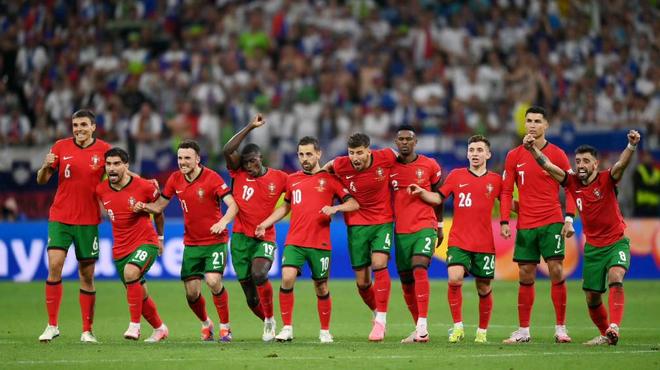 土耳其队在欧国联赛场上大放异彩,掌声雷动 土耳其队在欧国联赛场上大放异彩,掌声雷动