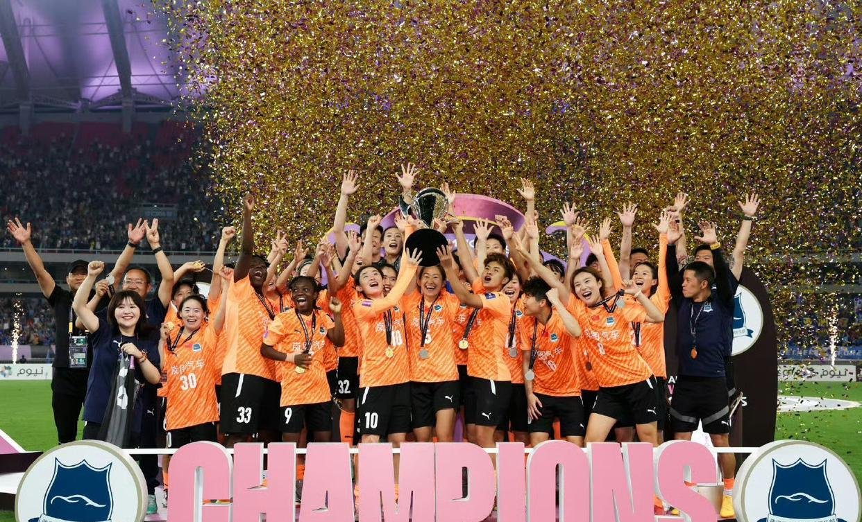 英勇竞赛，女足选手们战斗到底，气势如虹