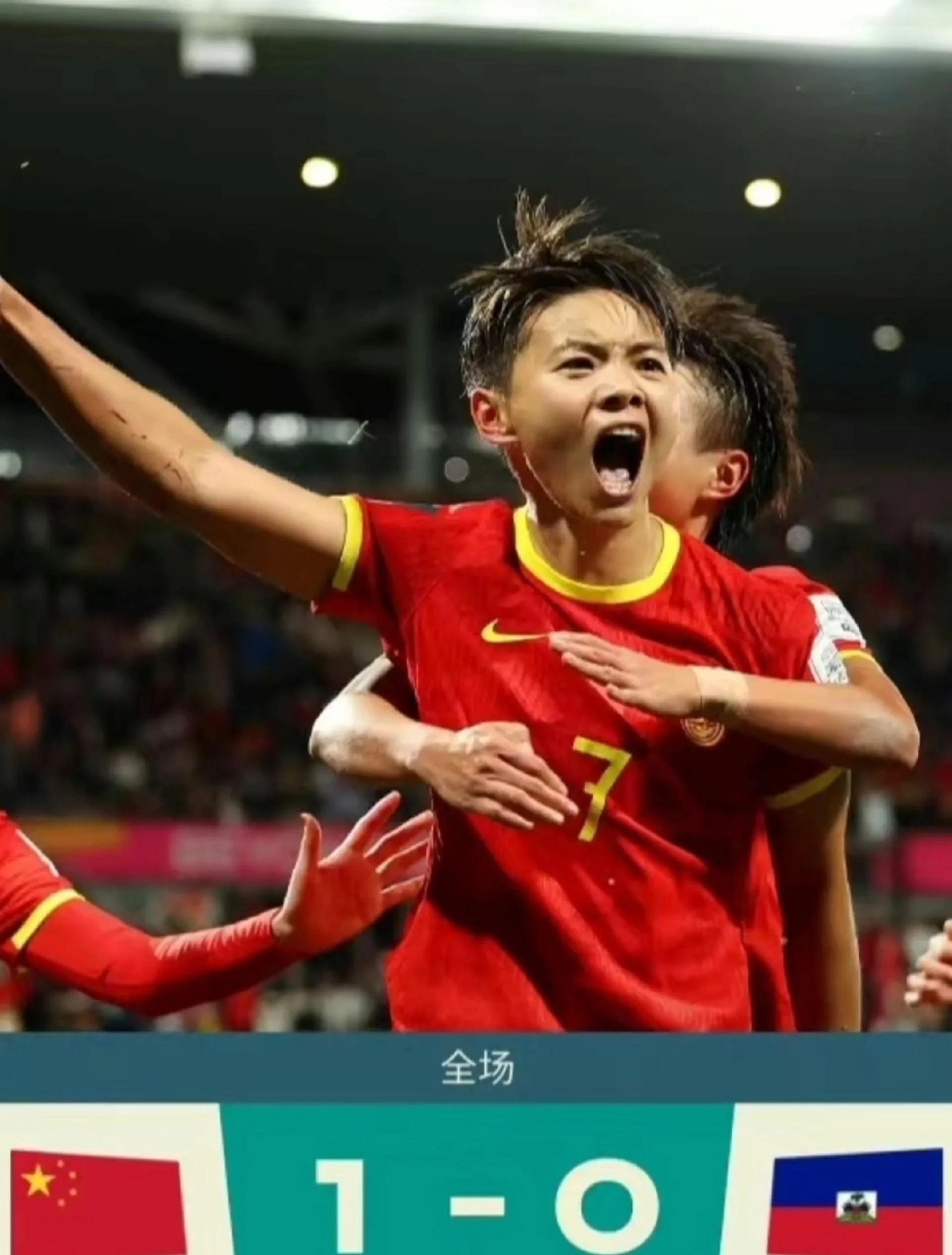 包含足球盛况：女足比赛全球直播吸引球迷关注，掌声雷动的词条