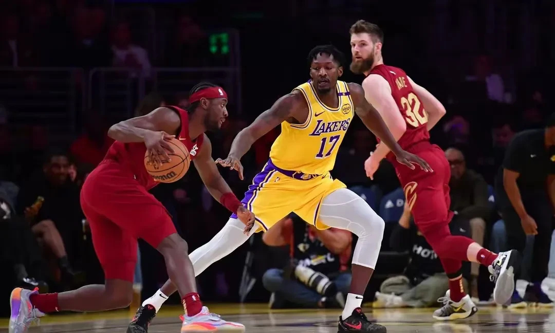 上海队轻取湖人,米切尔带队取胜 上海队轻取湖人,米切尔带队取胜