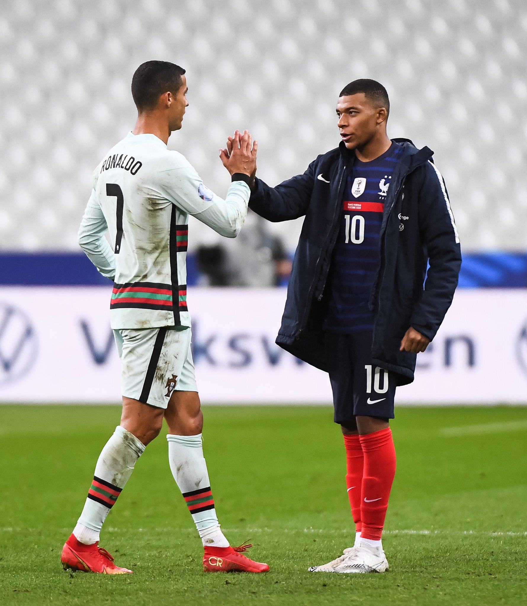 巴黎碾压巴萨，卡塞米罗高光表现