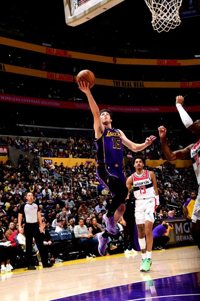 山西队完胜湖人,詹姆斯带队取胜 山西队完胜湖人,詹姆斯带队取胜