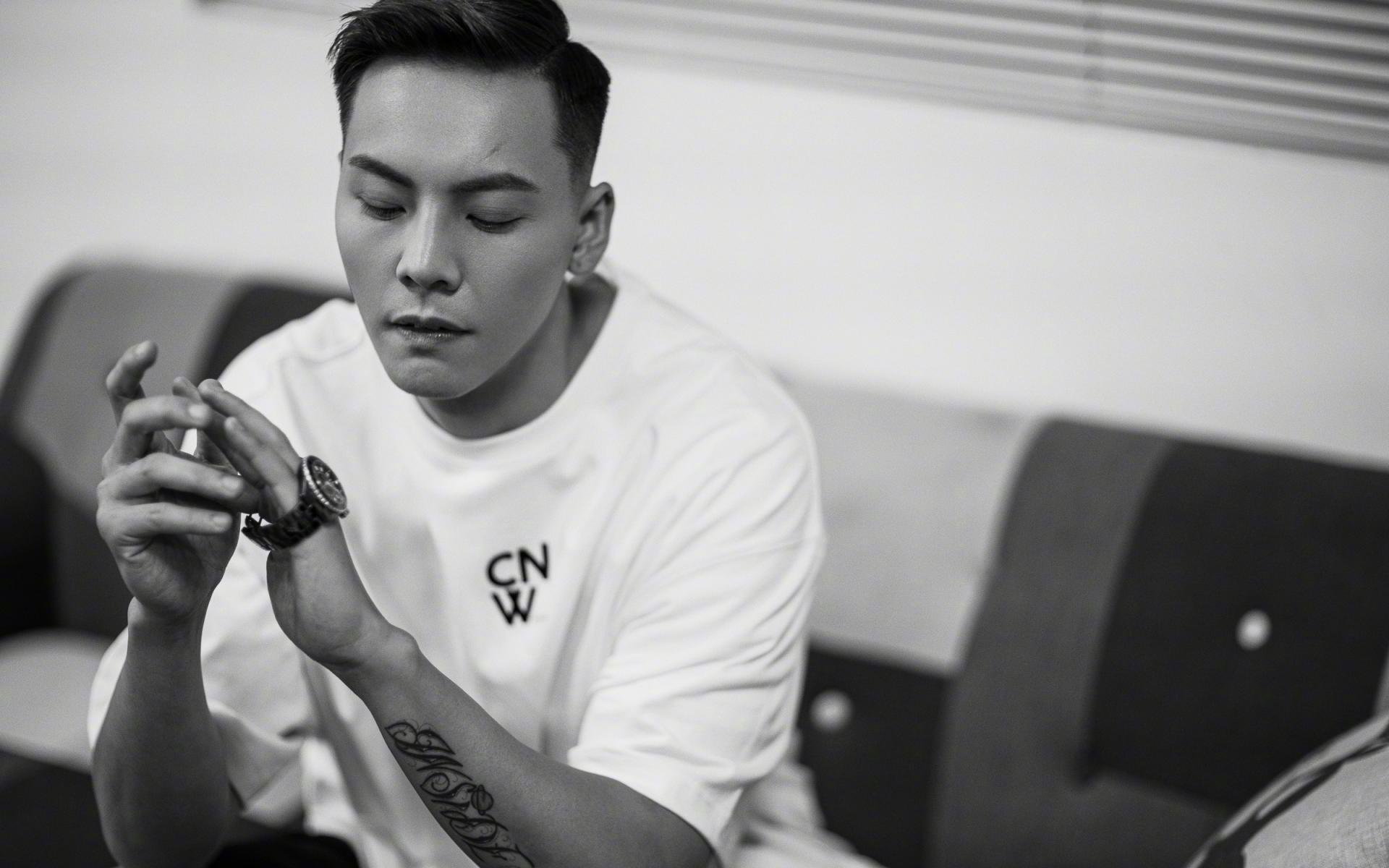 破碎枷锁,阿尔瓦雷斯在苏格兰与突尼斯之战中的压力逆风绽放