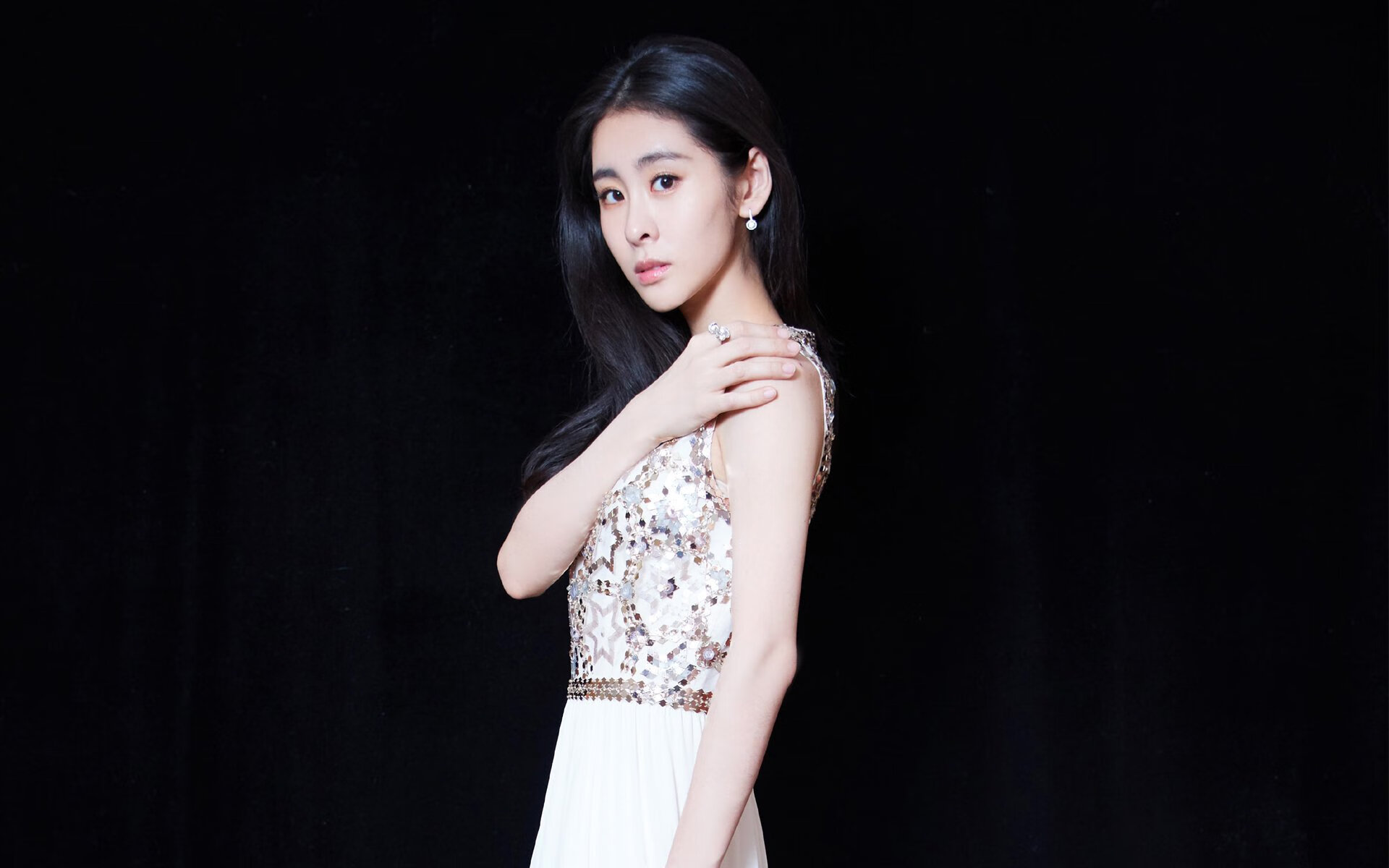 破碎枷锁,阿尔瓦雷斯在苏格兰与突尼斯之战中的压力逆风绽放